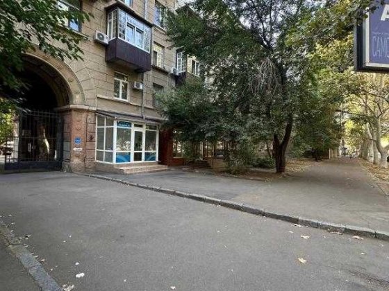 Продам фасадне приміщення на Сегедській Одесса
