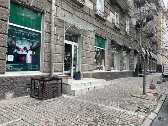 Продажа фасадного помещения с арендаторами - фото 1