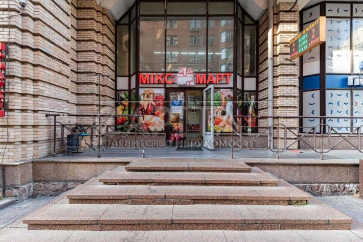 Продаж фасадного приміщення в центрі міста 335 м2 - фото 1