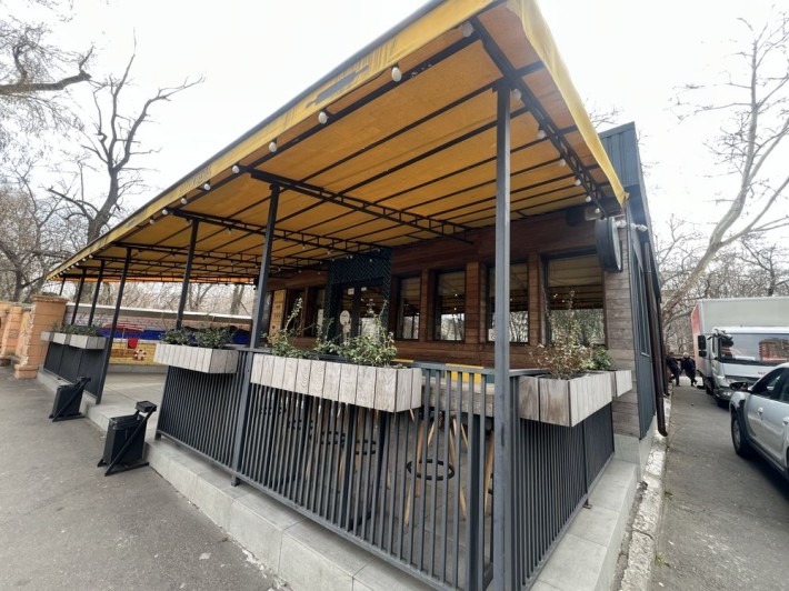 Фасад Продам коммерцию с арендатором. 5-я ст. фонтана. Проходное место - фото 1