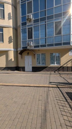 Фасадное помещение свободного назначения на Французском бульваре. - фото 1