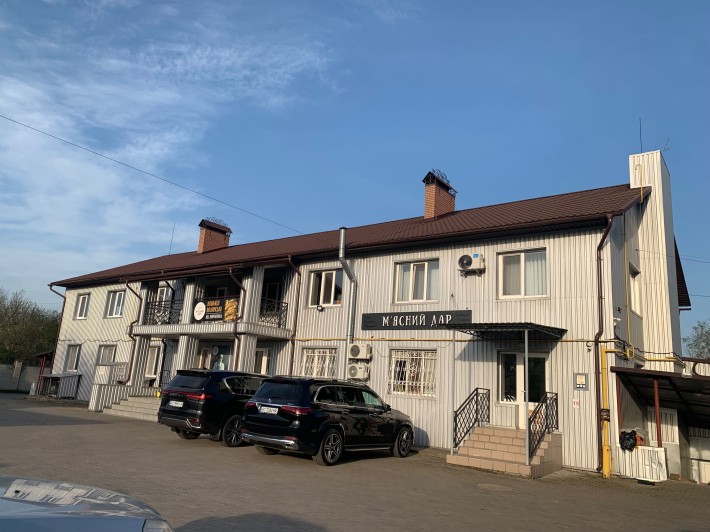 Продаж комерційного приміщення з землею - фото 1