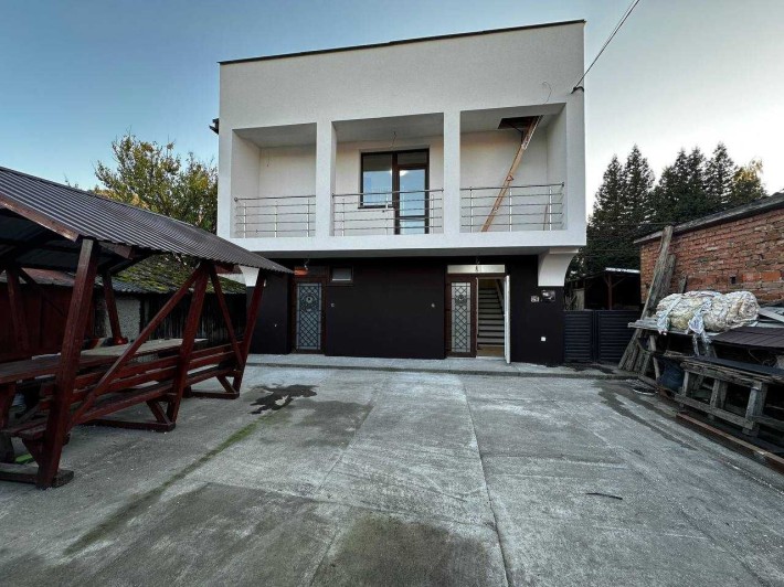 Продається житловий будинок + магазин в м. Тячів - фото 1