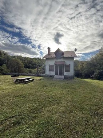 Продається комерційна нерухомість під готель в с. Солочин - фото 1