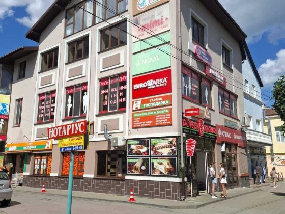Продається торговий комплекс з орендарями в Надвірній. Надвірна