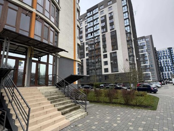 Продаж комерційне приміщення у ЖК «Паркова алея» — фасадний вхід Микитинцы