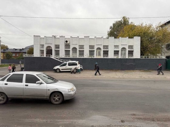 Продаж окремої комерційної будівлі в центрі. Фасад. 25 соток Бородянка