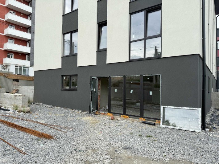 Фасадне приміщення в клубному будинку - фото 1