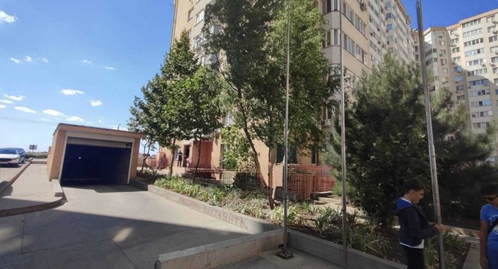 Готовый бизнес! Ремонт! Радужный массив! Коммерция! Срочно! Фасад - фото 1