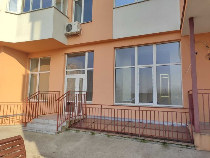 Продається фасадне комерційне приміщення в ЖМ Райдужний - фото 1