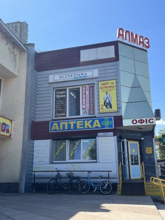 Продам фасадну частину торгового цетру АЛМАЗ - фото 1