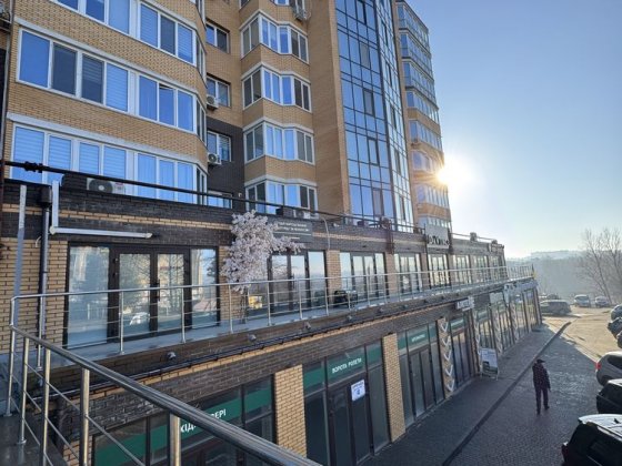 Продаж фасадного комерційного приміщення з орендарями Кельменці