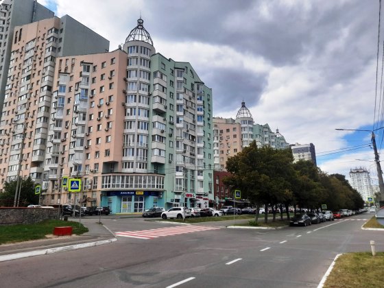 Вишгород Офіс Центр Фасад Н/Ф Активний пішохідний трафік. Вишгород