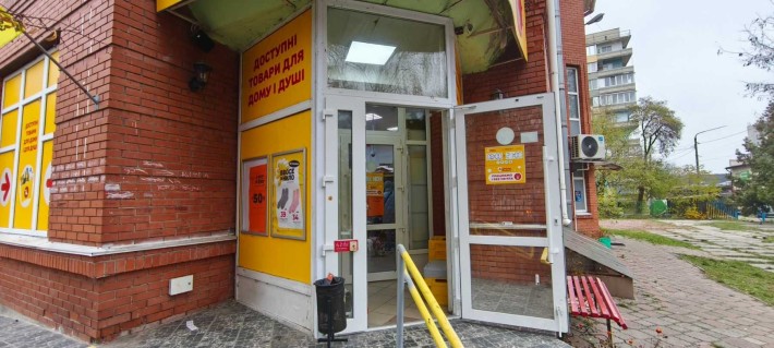 Здам в оренду комерційне приміщення в прохідній локації. Перший поверх - фото 1