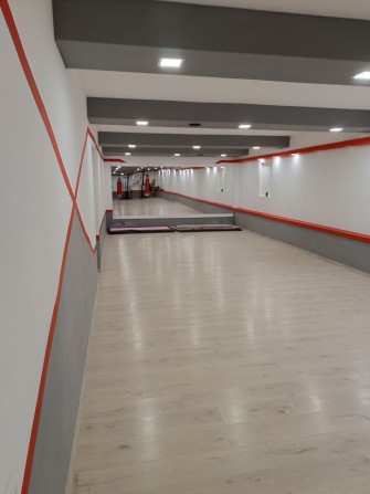 Сдам Спортивный зал для тренировок  цокольный этаж в самом центре! - фото 1