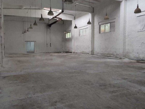 Окремо розташована одноповерхова будівля Лубны