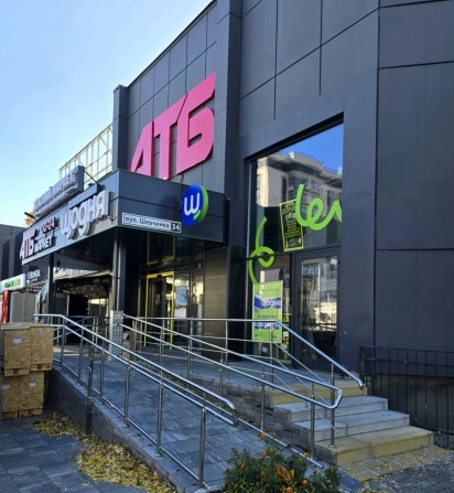 Фасадне приміщення на зупинці біля АТБ - фото 1