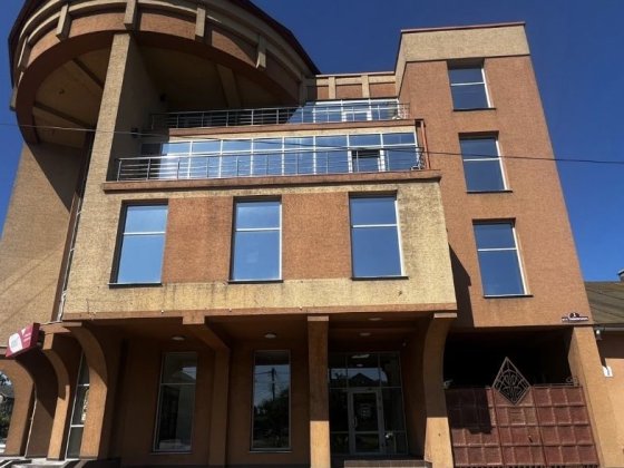 Здаєть в Здається в оренду комерційне приміщення -1 поверсі Хуст