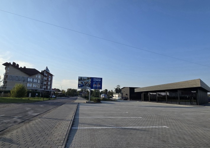 Оренда окремого фасадного приміщення з парковкою, вул.Б.Хмельницького - фото 1