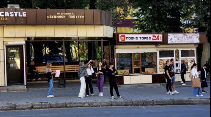 Фасадне приміщення на зупинці! - фото 1