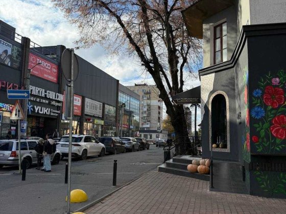 Центр  міста. Фасад. Напроти Квартал. Хмельницкий