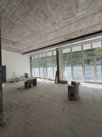 Комерційне приміщення на 1 поверсі офісного центру. - фото 1