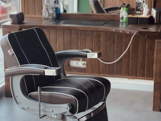 Здається робоче місце барбера чи для перукаря Вишневе