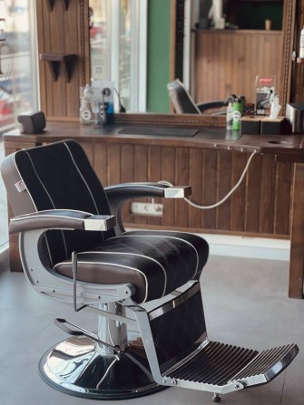 Здається робоче місце барбера чи для перукаря - фото 1
