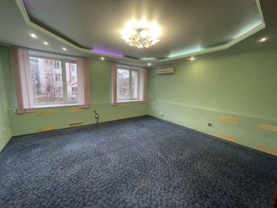 Офіс в центрі міста, є паркінг. 4 кімнати Хмельницкий