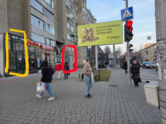 ОРЕНДА НА ЗУПИНЦІ! 2 ФАСАДИ: 9 м² (червоне) та 5.5 м² (жовте). ЦЕНТР Івано-Франківськ