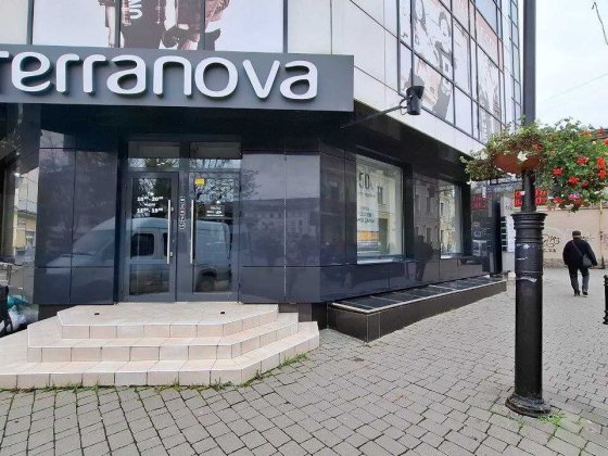 Торгова площа 419кв.м центр Ратуша перший поверх фасад Івано-Франківськ