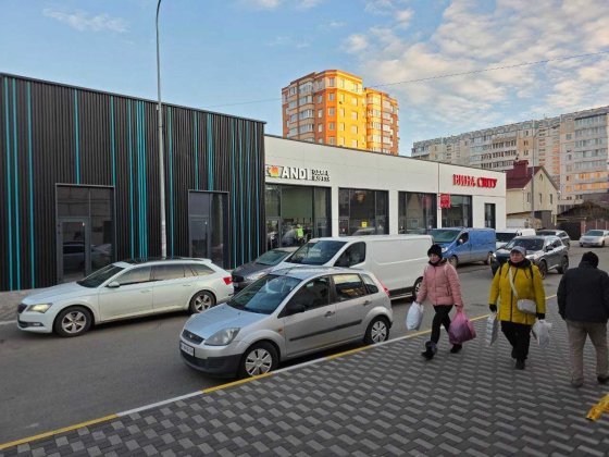 Фасадне приміщення в центрі, напроти ринок, з ремонтом 55 кв