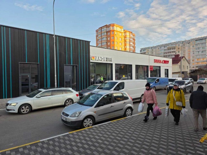 Фасадне приміщення в центрі, напроти ринок, з ремонтом 55 кв - фото 1