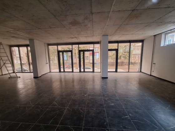 1 поверх  150 і  н/цоколь 150 кв.м ,  свіжий є/ремонт