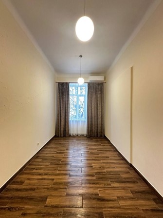 Оренда фасадного офісу 20 м2 в центрі міста - фото 1