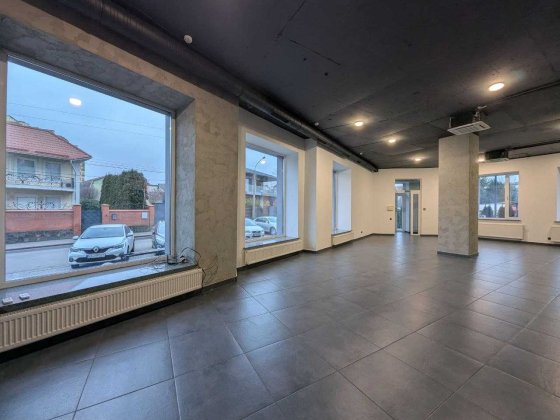 Сучасне приміщення з окремим входом в центрі Луцк