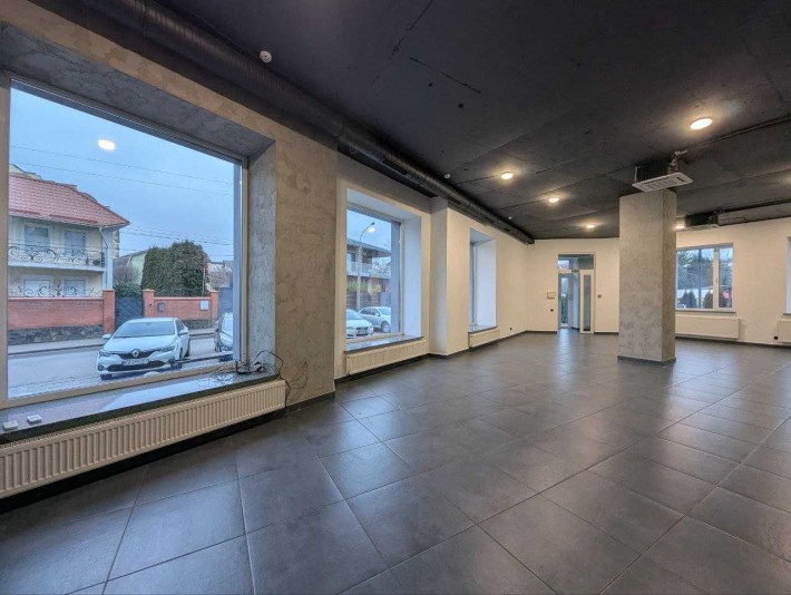 Сучасне приміщення з окремим входом в центрі - фото 1