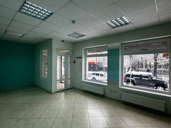 Оренда фасадного приміщення 73 м2 по вул. Коновальця Івано-Франківськ