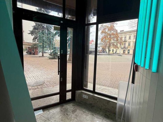 Фасадне приміщення 35м² біля “Сотки” — оренда у центрі міста Ивано-Франковск