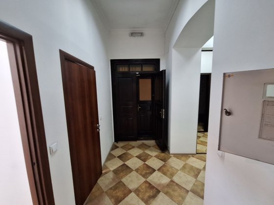 1 поверх в центрі  пл.83 кв.м ,  4 кабінети