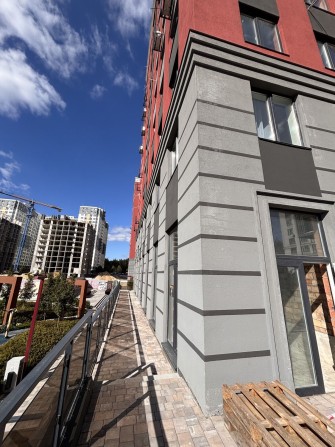 Оренда фасадного приміщення з ремонтом в заселеному ЖК - фото 1