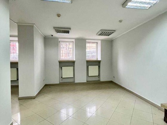 Оренда приміщення, 68,4 м², центр міста, фасадне , вул.Гузара Ивано-Франковск