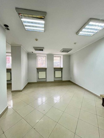 Оренда приміщення, 68,4 м², центр міста, фасадне , вул.Гузара - фото 1
