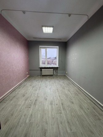 Оренда приміщення офісу 19 кв.м в центрі міста без ремонту - фото 1