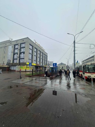 ЦЕНТР 44м2 Здам ФАСАДНЕ приміщення біля Зупинки ЦУМу за ХОРОШОЮ Ціною - фото 1