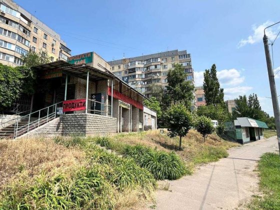 Фасадне приміщення 487м² + тераса, ідеально для торгівлі і автобізнесу