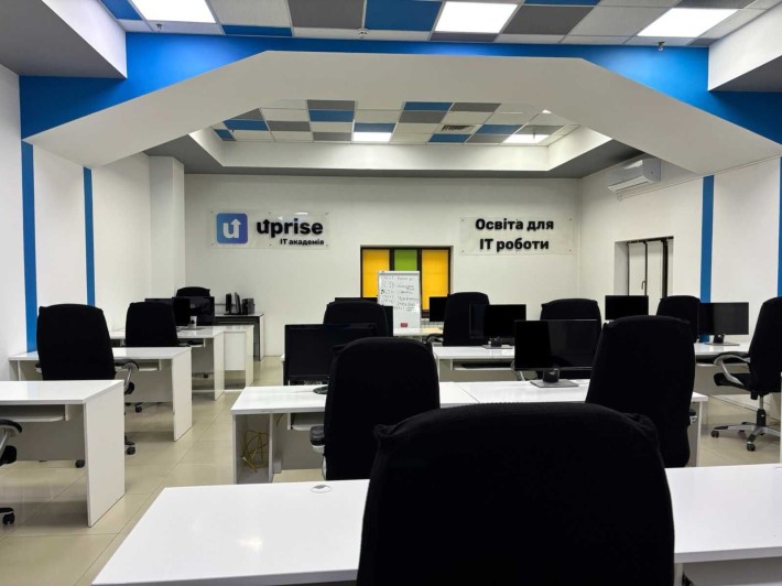 Здається в оренду офіс 81 кв.м. в ТОЦ "Премьєр", (вул. Cоборна 94) - фото 1