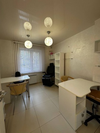 Робоче місце для майста манікюру, педикюру або перукаря - фото 1