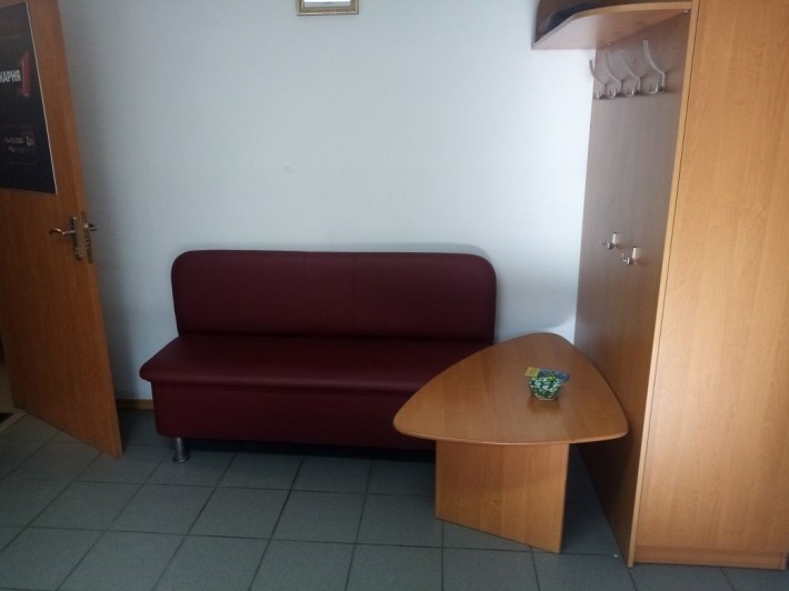 Здається місце для перукаря та манікюрний стіл - фото 1