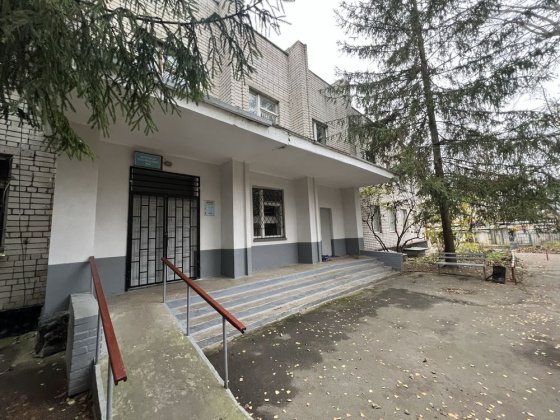 Оренда 2 приміщ.: 30.4 м. кв./12.9 м.кв., Центр, вул. Відінська, 40А, Ровно